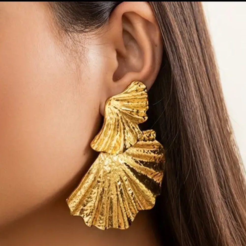 Golden shell earrings
